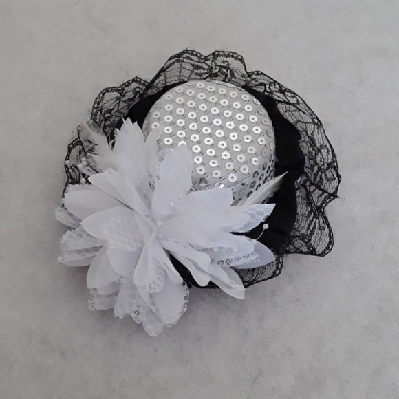New Years Mini White Fascinator w/Sequins NWT - Picture 3 of 4